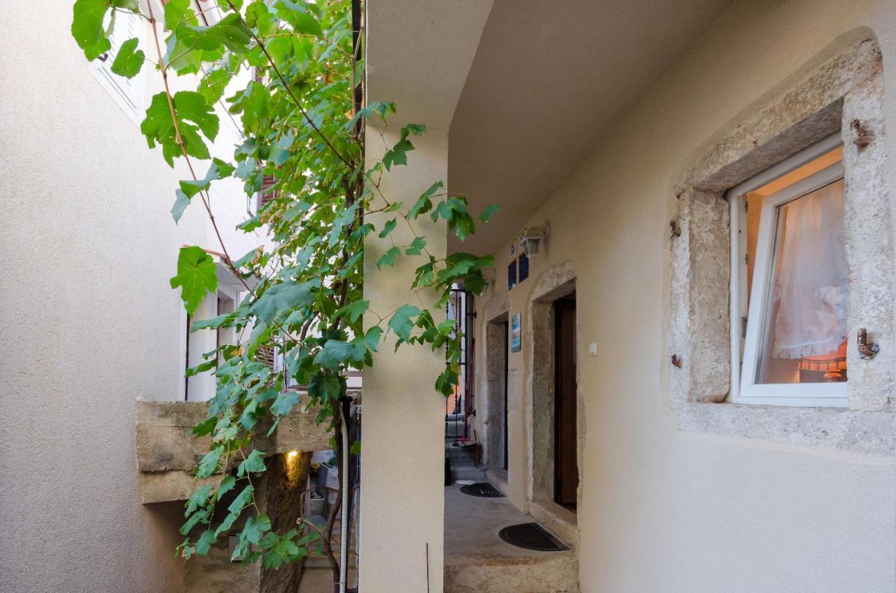 Under Ancient Roofs Appartement